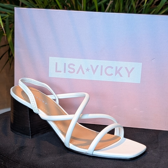 Chic White Sandals with Sleek Straps - Picture 1 of 5